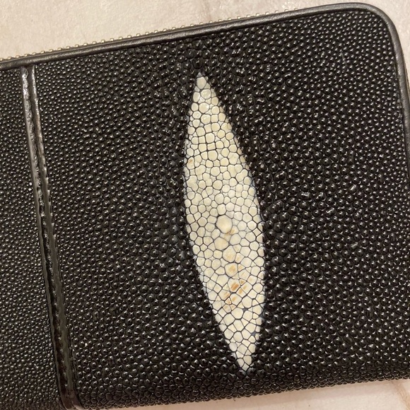 Stingray black zipper clutch wallet